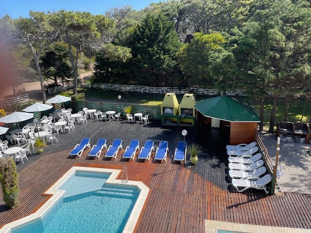 Pileta climatizada del apart hotel en Costa del Este