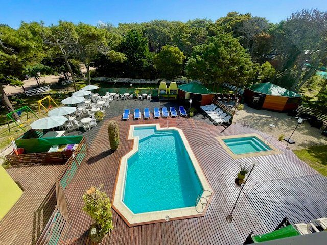 Vista de la pileta y deck de madera