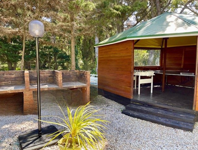 Zona de quincho con parrillas